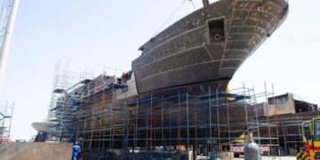 الفريق أسامة ربيع يتابع مستجدات أعمال بناء ٨ قاطرات بحرية بقوة شد ٩٠ طن