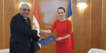 السفير محمد مصطفى عرفي يقدم صورة من أوراق الاعتماد لوزيرة الخارجية الرومانية