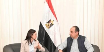 وزير قطاع الأعمال العام يلتقي محافظ البحيرة في مستهل زيارته لشركة مصر للغزل والنسيج