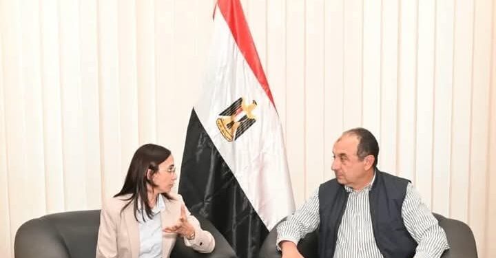 وزير قطاع الأعمال العام يلتقي محافظ البحيرة في مستهل زيارته لشركة مصر للغزل والنسيج
