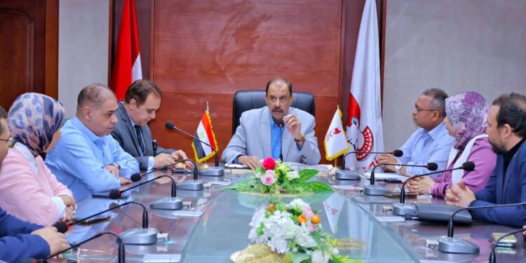 محافظ سوهاج يعقد اجتماعا لبحث المقترح النهائي لتطوير وتجميل شارع المحطة