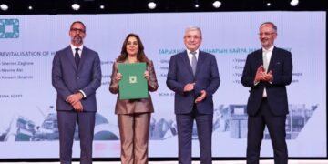 وزيرة التنمية المحلية ومحافظ الأقصر يتسلمان جائزة الآغا خان 2025 لإحياء إسنا التاريخية