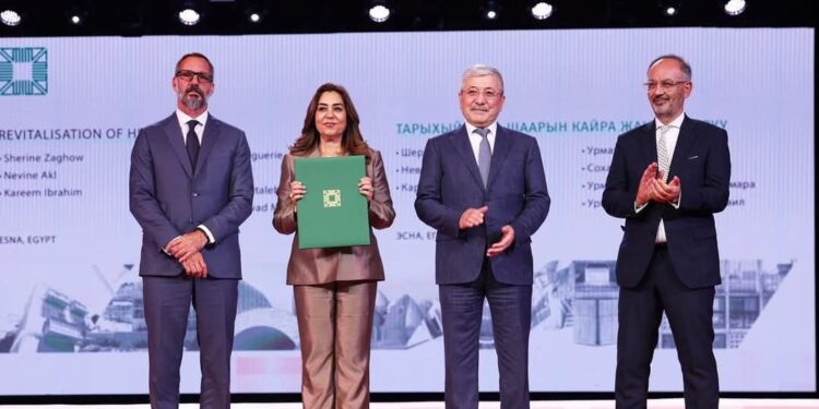 وزيرة التنمية المحلية ومحافظ الأقصر يتسلمان جائزة الآغا خان 2025 لإحياء إسنا التاريخية