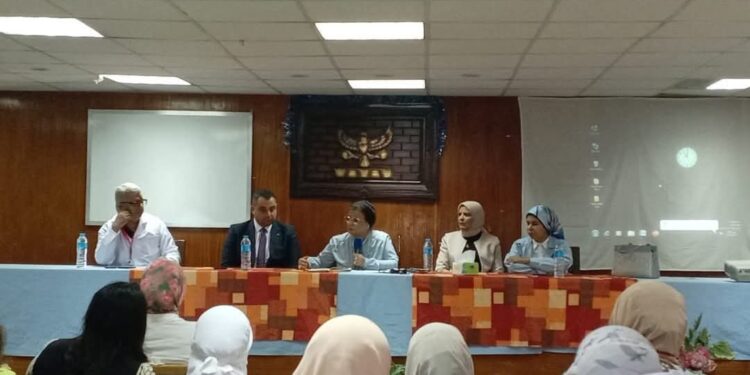 نائب وزير الصحة تعقد اجتماعاً بمستشفى قنا العام لتطوير مراكز التميز في خدمات ما حول الولادة