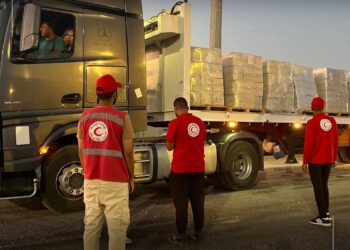 قافلة ” زاد العز ” تتجه الي غزة هدية من الهلال الأحمر المصري