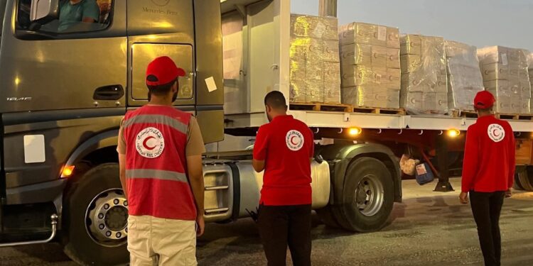 قافلة ” زاد العز ” تتجه الي غزة هدية من الهلال الأحمر المصري
