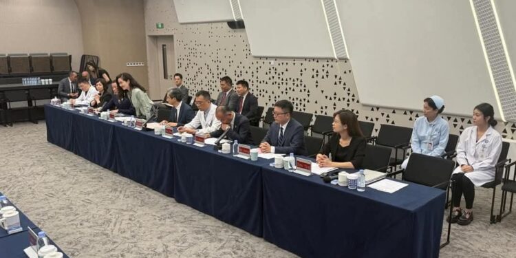 وزير الصحة يتفقد مستشفى رينجي الذكي ويبحث التعاون في التكنولوجيا الطبية