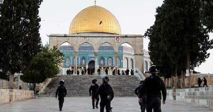 أوامر الإبعاد عن المسجد الأقصى: حملة شرطية تعمّق التوتر في القدس
