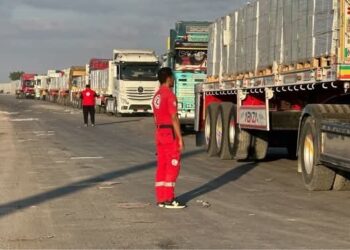 استئناف دخول المساعدات الإنسانية إلى الفلسطينيين بقطاع غزة