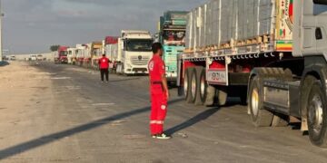 استئناف دخول المساعدات الإنسانية إلى الفلسطينيين بقطاع غزة