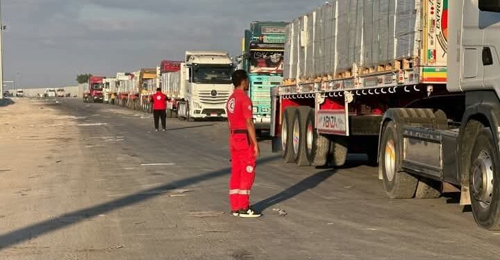 استئناف دخول المساعدات الإنسانية إلى الفلسطينيين بقطاع غزة
