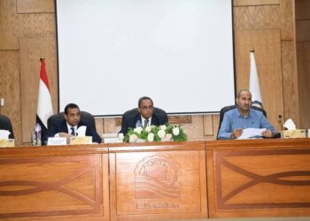 محافظ قنا يوجه بسرعة إنهاء ملفات التقنين والتعامل بمرونة مع المواطنين غير القادرين