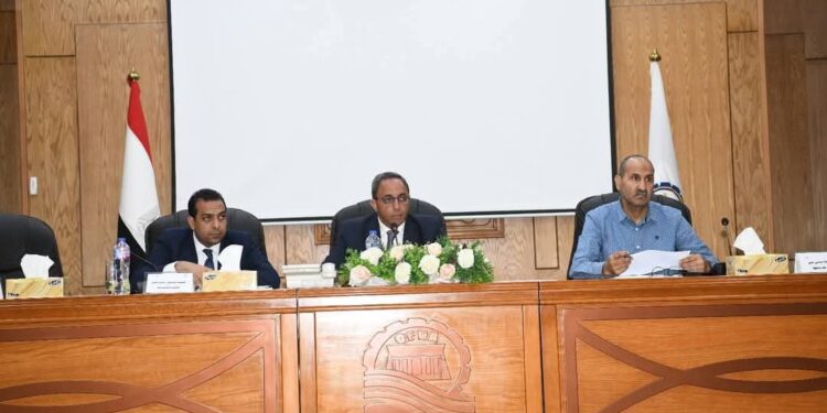 محافظ قنا يوجه بسرعة إنهاء ملفات التقنين والتعامل بمرونة مع المواطنين غير القادرين