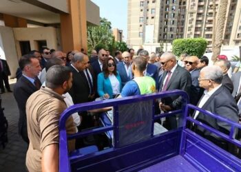 وزيرة التنمية المحلية ومحافظ الجيزة يسلمان دفعه أولي من ٥٠ تروسيكل لدعم منظومة النظافة 