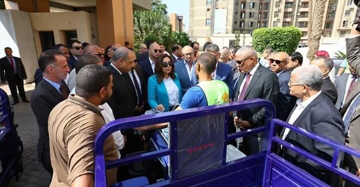 وزيرة التنمية المحلية ومحافظ الجيزة يسلمان دفعه أولي من ٥٠ تروسيكل لدعم منظومة النظافة
