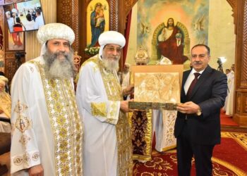 محافظ أسيوط و البابا تواضروس الثاني في تدشين كاتدرائية مارمرقس بالدير المحرق بالقوصية