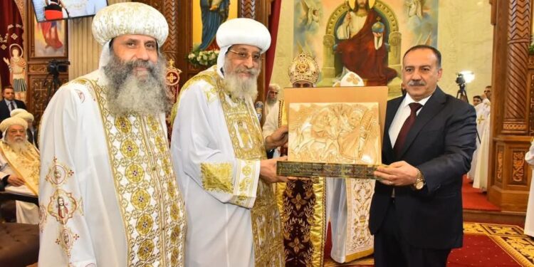 محافظ أسيوط و البابا تواضروس الثاني في تدشين كاتدرائية مارمرقس بالدير المحرق بالقوصية