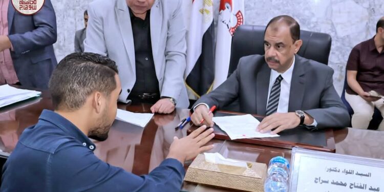 محافظ سوهاج يعقد اللقاء الجماهيري الأسبوعي للاستماع إلى شكاوى وطلبات المواطنين