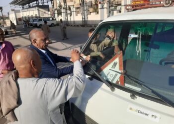 رئيس حي غرب سوهاج يتابع إنتظام سير العمل بموقف سيارات الاجرة والالتزام الكامل بعد بالتعريفة الجديدة 