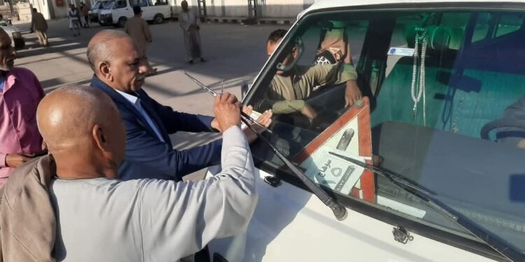 رئيس حي غرب سوهاج يتابع إنتظام سير العمل بموقف سيارات الاجرة والالتزام الكامل بعد بالتعريفة الجديدة 