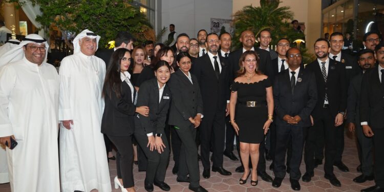 فندق هوليداي ان السالمية الكويتي يقيم حفل بمناسبة مرور ٢٠ عاما على افتتاح الفندق