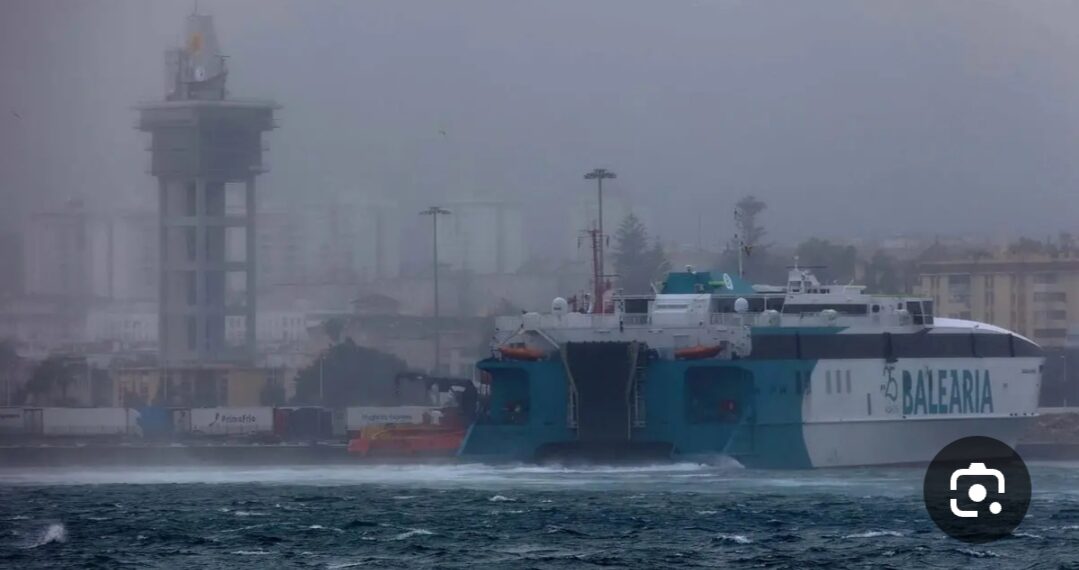 العاصفة الأطلسية “كلوديا” تؤدي إلي ارتباك واسع لحركة النقل البحري عبر مضيق جبل طارق والغاء الرحلات البحرية