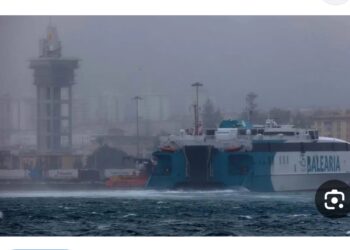 العاصفة الأطلسية “كلوديا” تؤدي إلي ارتباك واسع لحركة النقل البحري عبر مضيق جبل طارق والغاء الرحلات البحرية