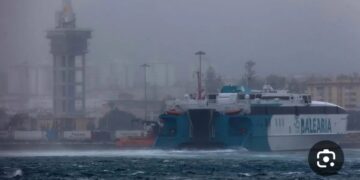 العاصفة الأطلسية “كلوديا” تؤدي إلي ارتباك واسع لحركة النقل البحري عبر مضيق جبل طارق والغاء الرحلات البحرية