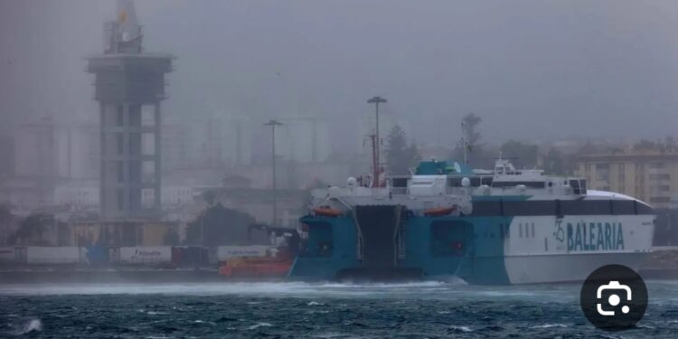 العاصفة الأطلسية “كلوديا” تؤدي إلي ارتباك واسع لحركة النقل البحري عبر مضيق جبل طارق والغاء الرحلات البحرية