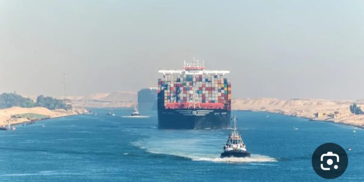 مصر . اتفاق وقف إطلاق النار في قطاع غزة يلقي ثماره علي قناة السويس