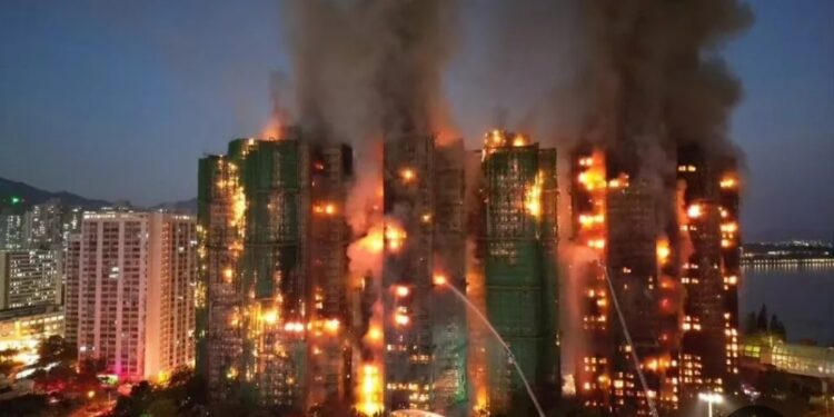 استمرار حريق أبراج هونج كونج  لليوم الثاني على التوالي.. 44 قتيل  على الأقل والمئات في عداد المفقودين