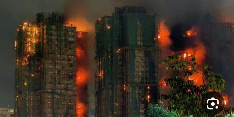 الجحيم في هونغ كونغ استمرار الحريق لليوم الثالث على التوالي مقتل 128 شخص و 200 آخرين في عداد المفقودين 