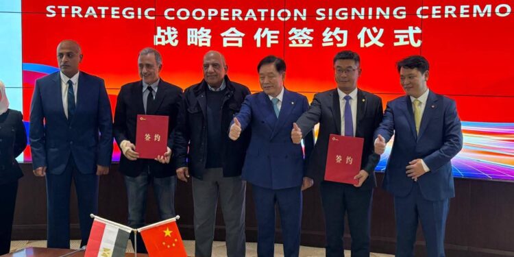 وزير الكهرباء والطاقة المتجددة يشهد توقيع إتفاقية تعاون لتوطين صناعة الخلايا الشمسية والوحدات الكهروضوئية بالصين