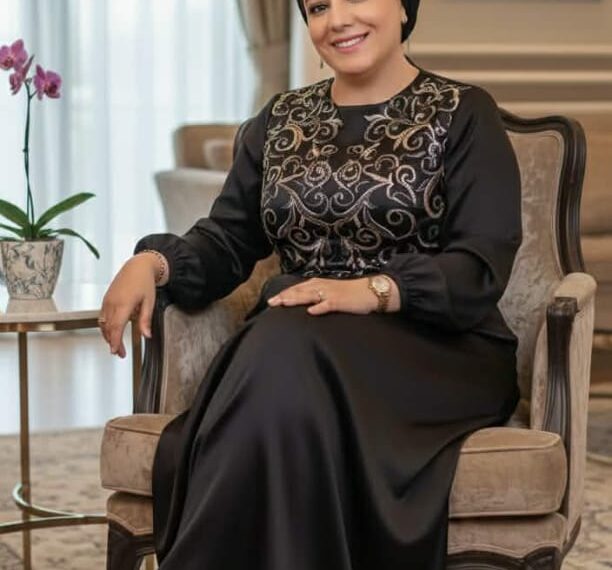 المراهقة المتأخرة عند المرأة… حين يأتي العمر متأخرًا ويحمل قلبًا صغيرًا