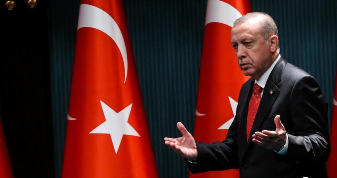 الرئاسة التركية تصدر اول تعليق على حادث إنزال العلم التركي على الحدود السورية: لن يمر أي استفزاز من دون عقاب