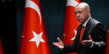 الرئاسة التركية تصدر اول تعليق على حادث إنزال العلم التركي على الحدود السورية: لن يمر أي استفزاز من دون عقاب