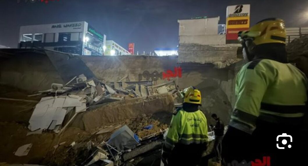 هبوط  ارضي مفاجئ بمحطة وقود بالتجمع يسفر عن إصابة شخصين وجاري اتخاذ الإجراءات اللازمة 